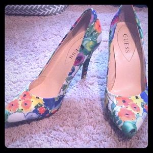 Super Cute Floral Guess Heels💖